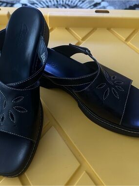 Clarks Navy Leather Upper Slip-On Mules with Floral Cutwork Women’s Plus Size 12